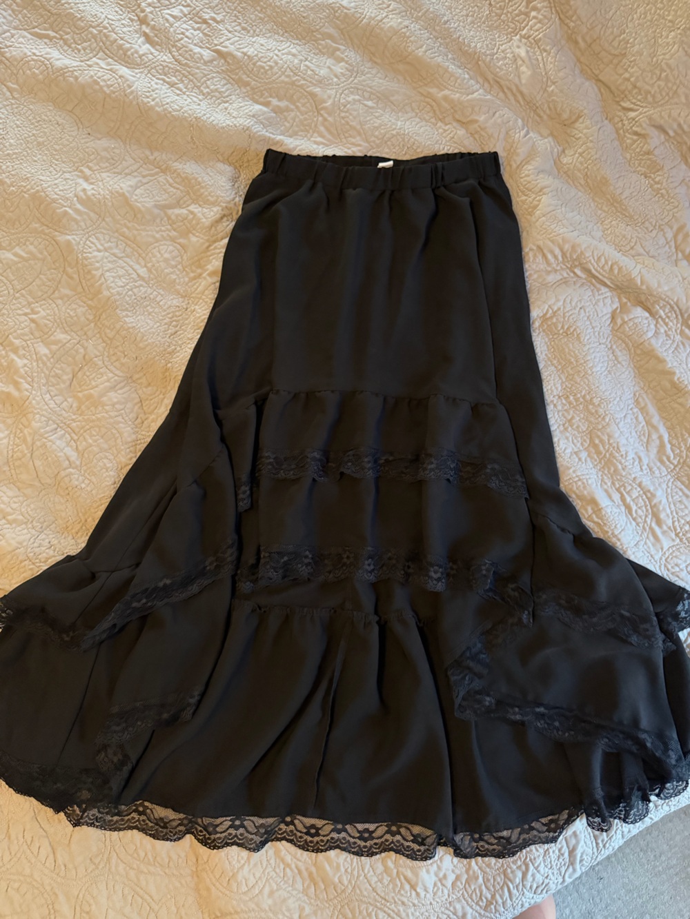 Witchy Womenโs Black Lace-Trim hi-low Maxi Skirt